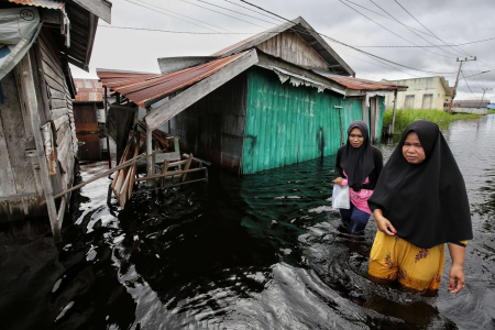 BERJALAN LINTASI BANJIR 