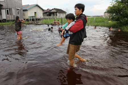 GENDONG ANAK LINTASI BANJIR 