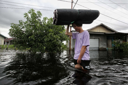 BERJALAN LINTASI BANJIR 