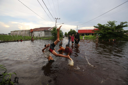 BERMAIN GENANGAN AIR 