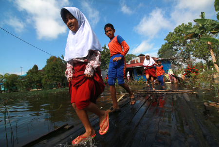 SISWA SD LEWATI BANJIR