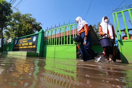 BERSIHKAN SISA BANJIR