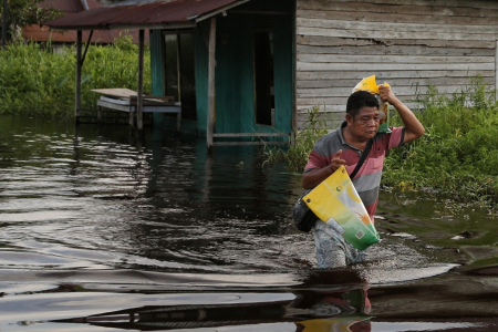 BAWA BERAS LINTASI BANJIR 