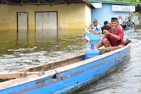 BELI AIR PAKAI PERAHU