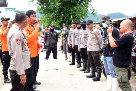 BERI ARAHAN TIM SAR