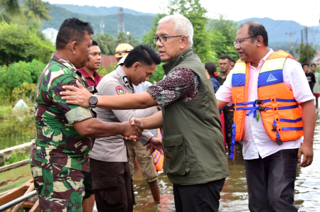 BERI SEMANGAT PETUGAS