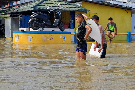BERMAIN DI BANJIR