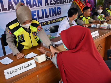 PERIKSA TEKANAN DARAH WARGA