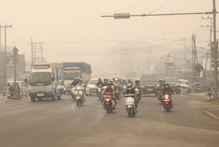 KABUT ASAP BATASI JARAK PANDANG