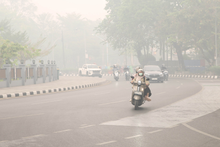 LEWATI KABUT ASAP TEBAL