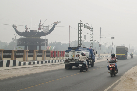 LEWATI KABUT ASAP