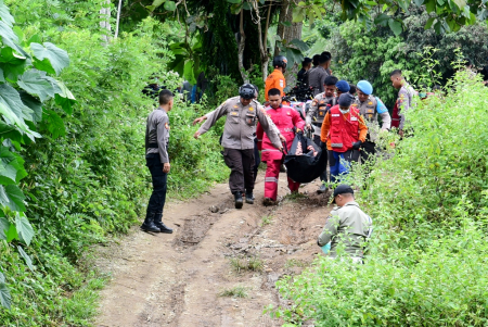 EVAKUASI KORBAN TANAH LONGSOR