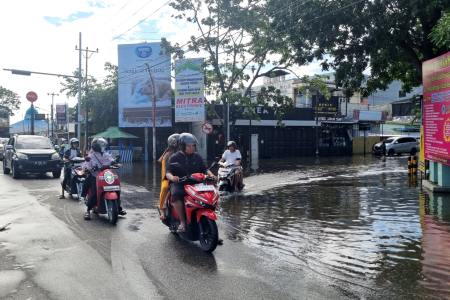 GENANGAN AIR DI RUAS JALAN