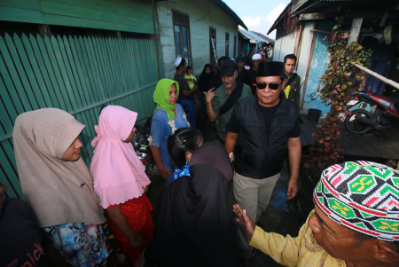KUNJUNGI KORBAN BANJIR