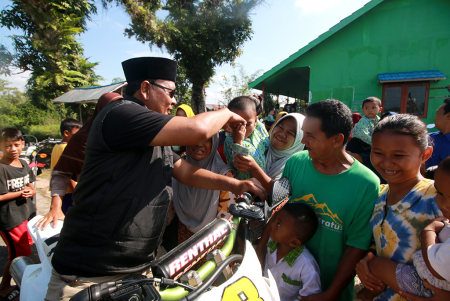KUNJUNGI KORBAN BANJIR
