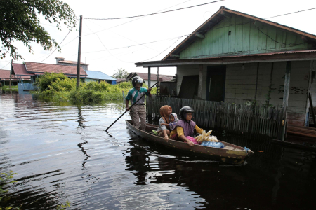 LINTASI BANJIR DENGAN PERAHU 