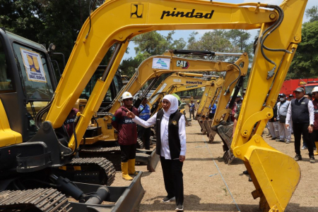 EXCAVATOR BUATAN PT PINDAD 