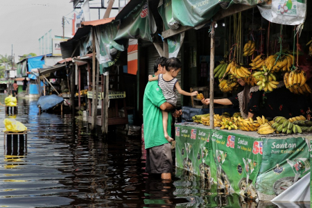 JUAL BELI DI TENGAH BANJIR 