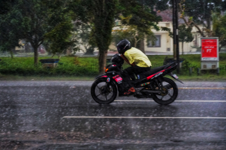 MELINTAS SAAT HUJAN