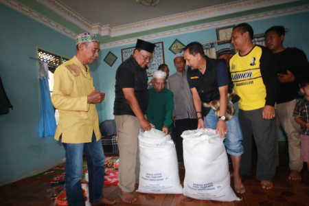 BERIKAN BANTUAN KEPADA KORBAN BANJIR