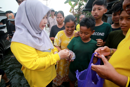 BAGIKAN BANTUAN KEPADA KORBAN BANJIR