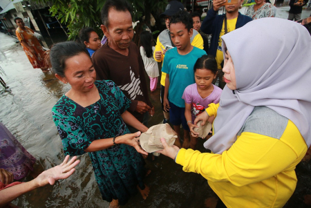 BAGIKAN NASI BUNGKUS KEPADA KORBAN BANJIR