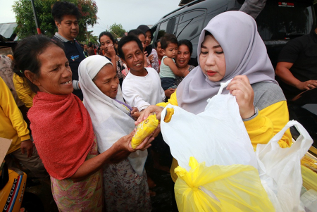 BAGIKAN ROTI KEPADA KORBAN BANJIR