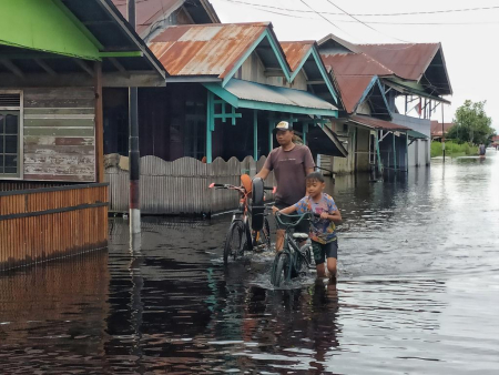 MELINTASI BANJIR 