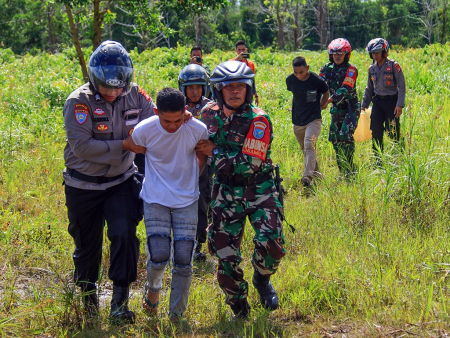 SIMULASI PENANGKAPAN PELAKU PEMBAKAR LAHAN