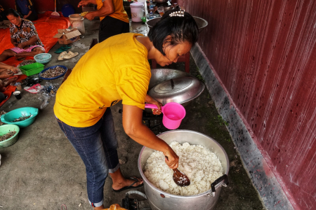 SIAPKAN MAKANAN PENGUNGSI BANJIR