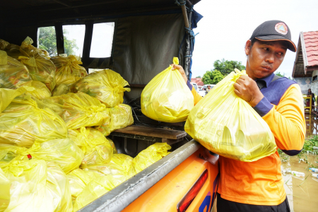 BANTUAN PAKET SEMBAKO KORBAN BANJIR