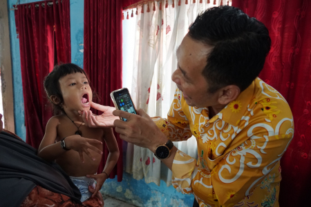 PERIKSA KESEHATAN PENGUNGSI BANJIR