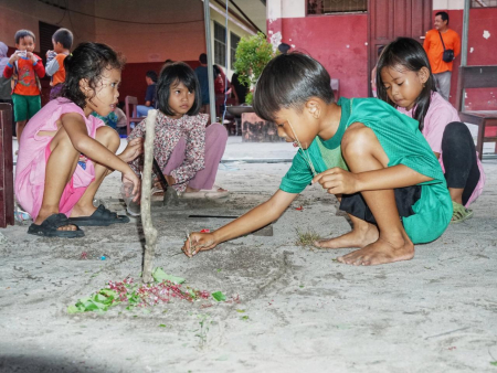 BERMAIN DI POSKO PENGUNGSI BANJIR