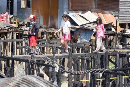SEBERANGI TITIAN JALAN