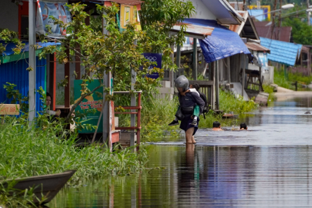 GENDONG ANAK LEWATI BANJIR