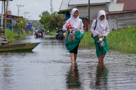 LEWATI GENANGAN BANJIR
