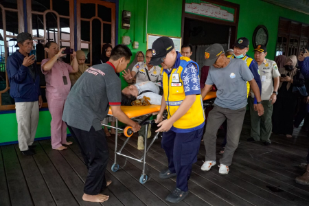 TANDU PENGUNGSI KORBAN KEBAKARAN