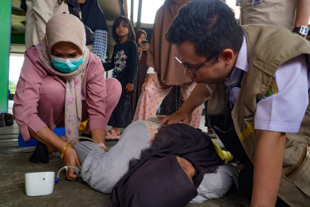 PERIKSA TEKANAN DARAH PENGUNGSI