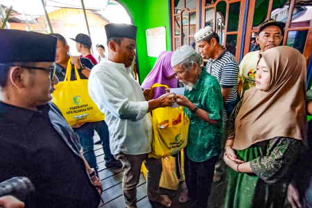 SERAHKAN BANTUAN PAKET SEMBAKO