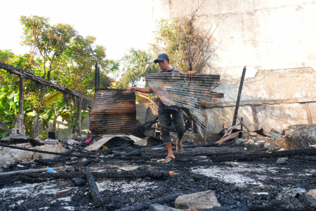 BAWA SISA PUING KEBAKARAN