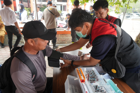 PERIKSA TEKANAN DARAH SATGAS KARHUTLA