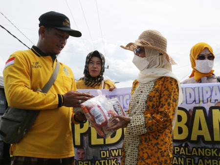 SERAHKAN BANTUAN WARGA TERDAMPAK BANJIR 