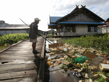 MENGAMBIL SAMPAH BARANG BEKAS