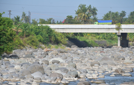 SUNGAI DIPENUHI BATU