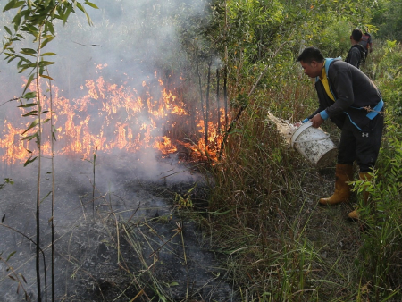  PADAMKAN KARHUTLA  DENGAN PERALATAN SEADANYA