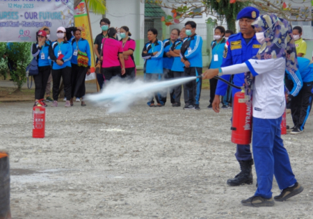 SIMULASI MENGGUNAKAN ALAT PEMADAM API RINGAN