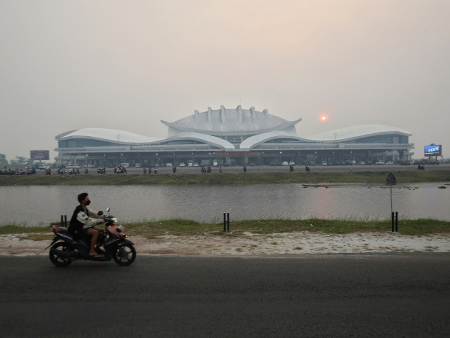 KABUT ASAP SELIMUTI BANDARA TJILIK RIWUT  