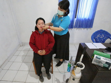 PASANGKAN SELANG OKSIGEN