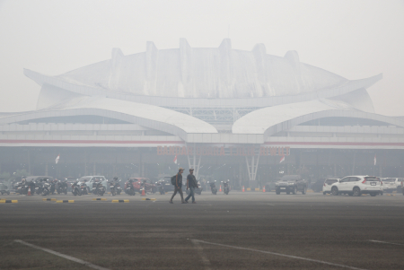 KABUT ASAP GANGGU PENERBANGAN