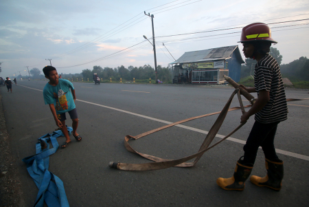 PETUGAS PADAMKAN API DI LAHAN GAMBUT